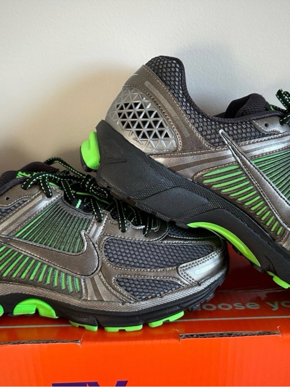 Nike Vomero Men's Black and Neon Green Athletic Running Shoes